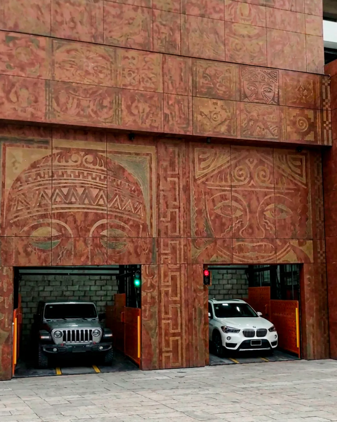 Fachada del edificio Ruraq Maki en Pasto-Colombia con elevadores vehiculares Fadinmaq