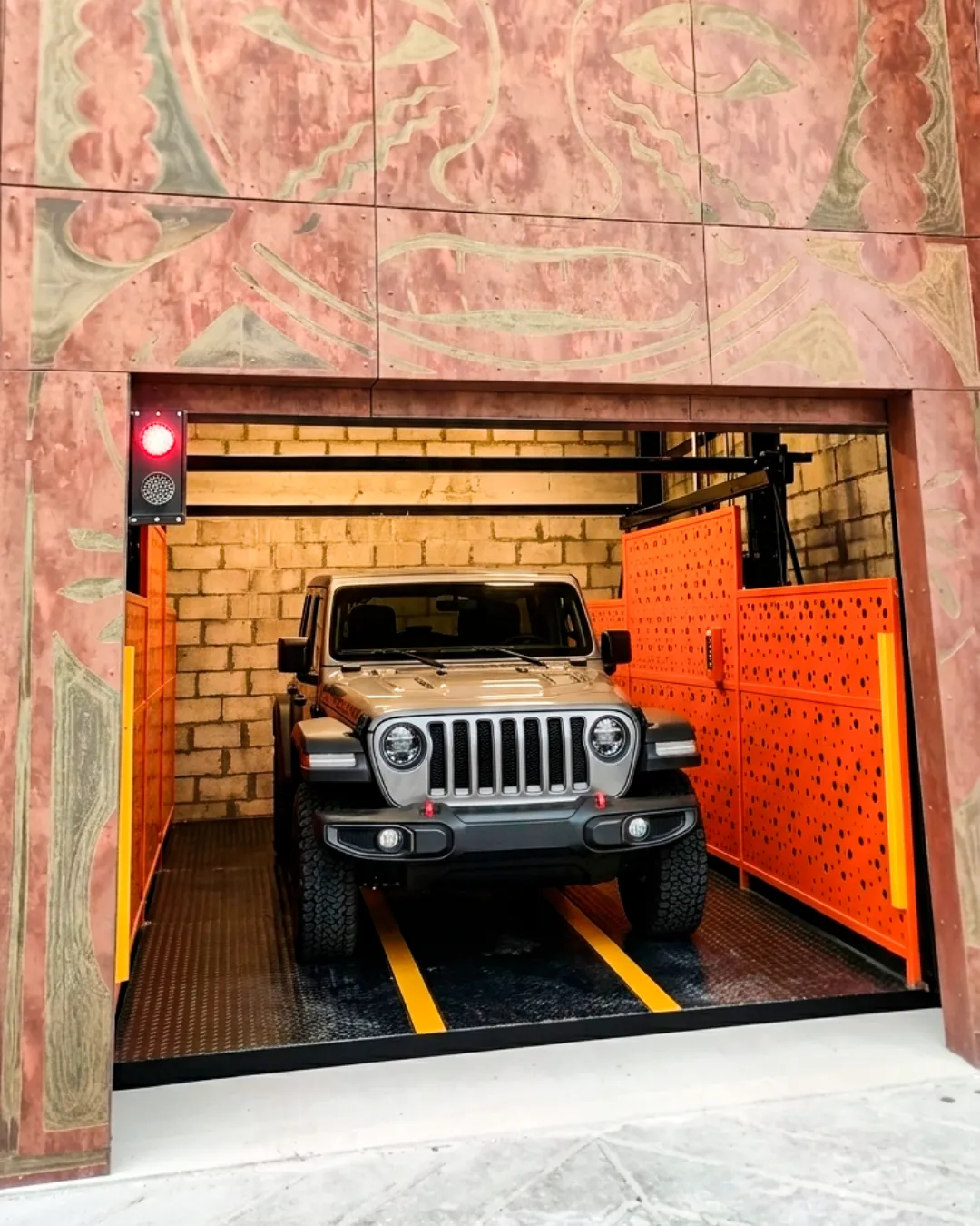 Fachada de edifico Ruraq Maki, Pasto. Se aprecia elevador vehicular Fadinmaq