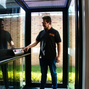 Un hombre presionando un botón en el panel de un elevador Fadinmaq