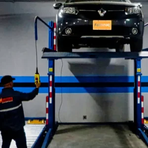 Técnico de Faadinmaq operando un duplicador de parqueo